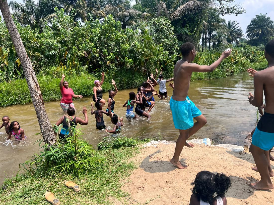 Souvenir de baignade entre amis à N'sele
