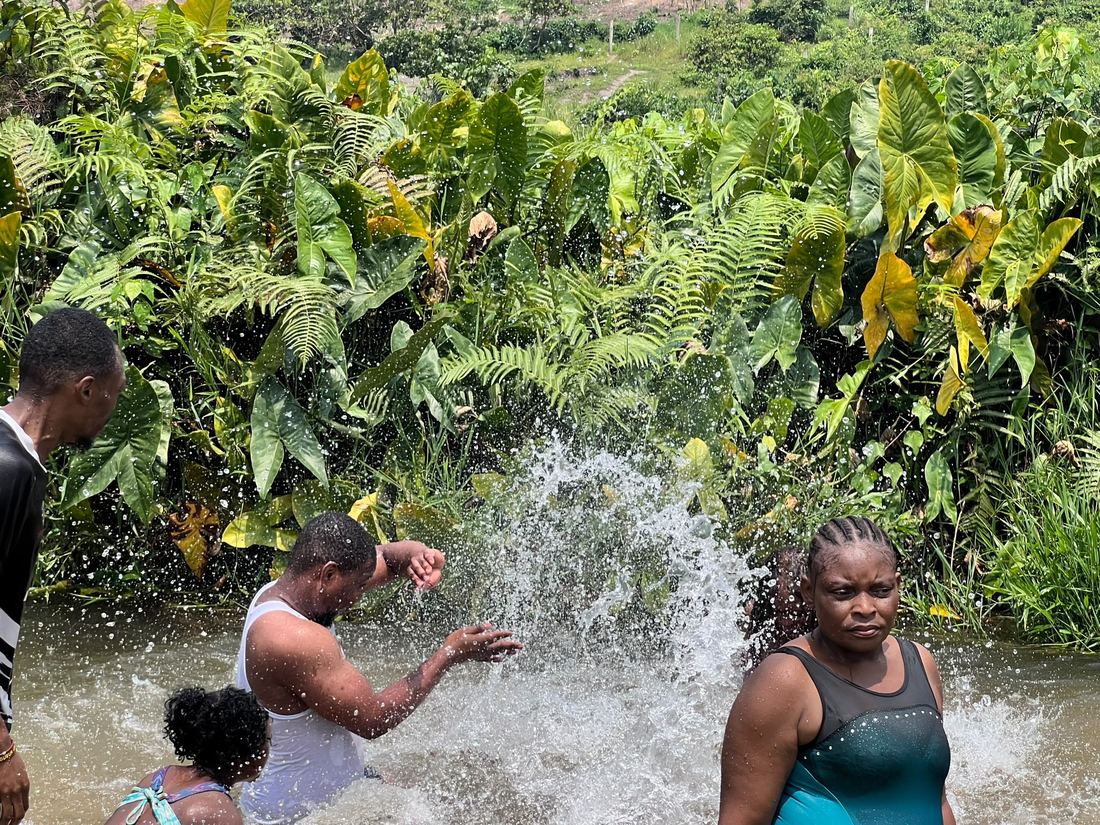 Baignade animée entre amis à N'sele, Kinshasa