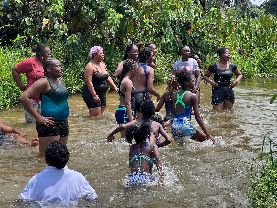 Baignade entre amies à la plage de N'sele