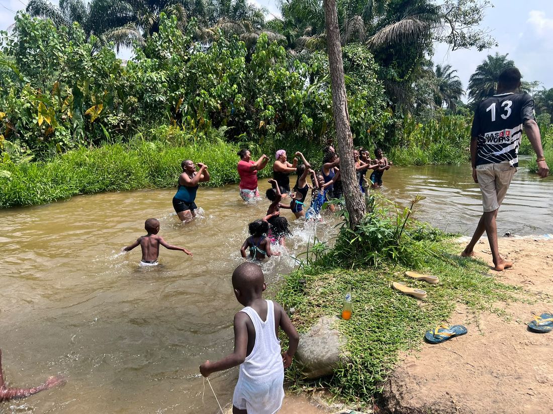 Baignade en famille à la plage de N'sele, Kinshasa