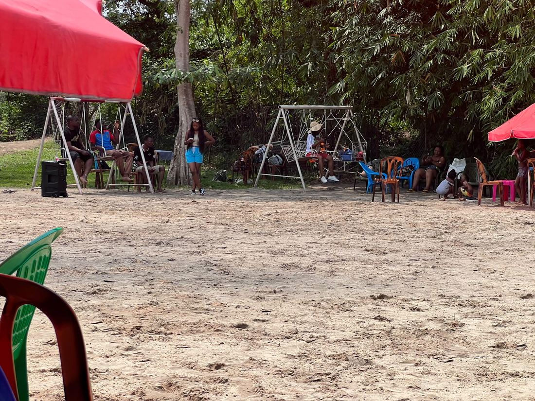 Balançoires et aire de jeux à Kinshasa