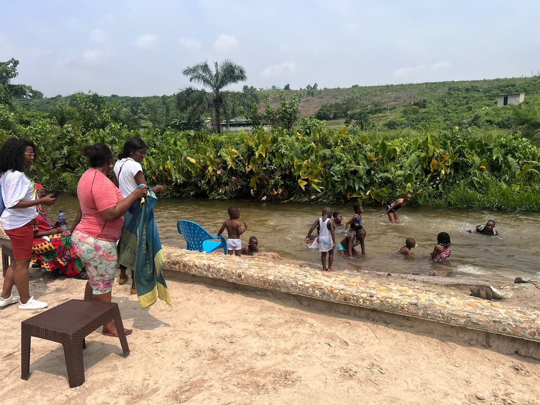 Bord de l'eau en famille à N'sele, Kinshasa