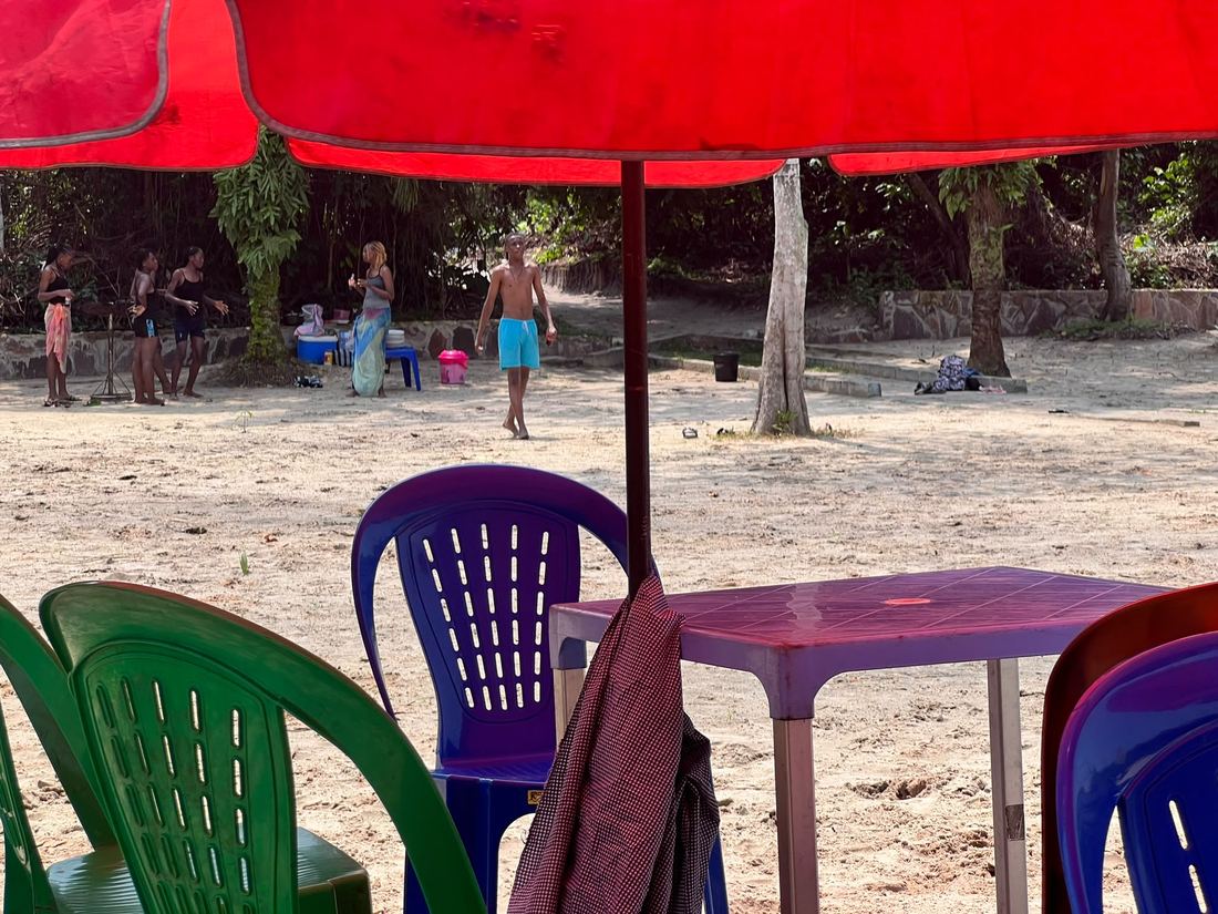 Chaises et parasols colorés, espace de loisirs N'sele