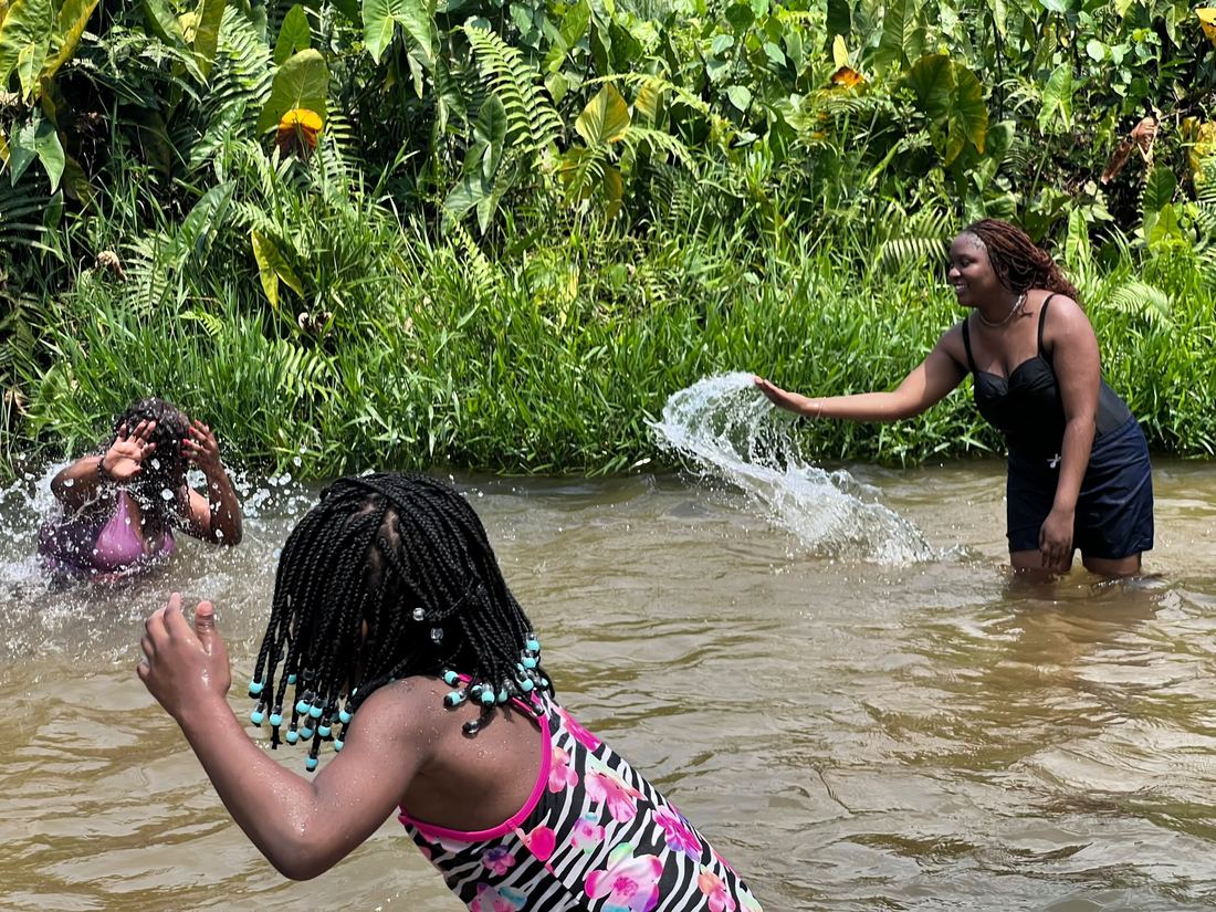 Complicité dans l'eau entre amies, Kinshasa