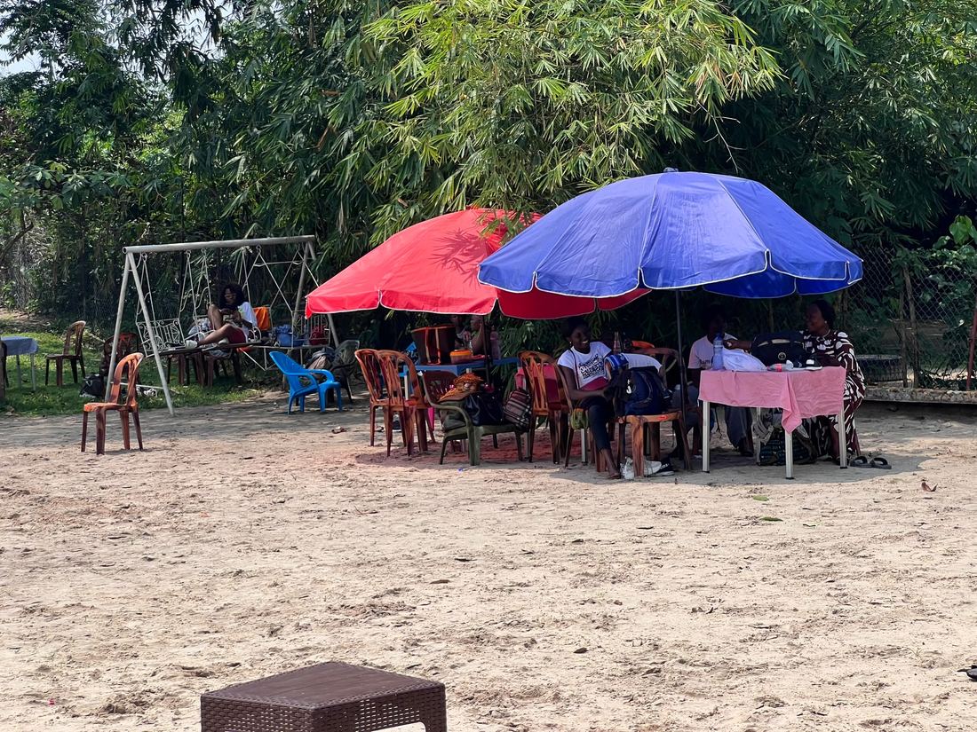 Coin détente sous les parasols, espace de loisirs N'sele