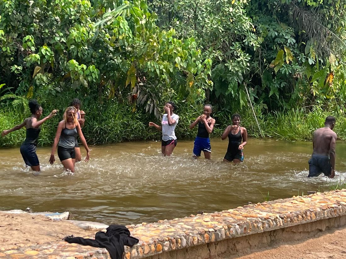 Éclaboussures et rires dans l'eau à N'sele