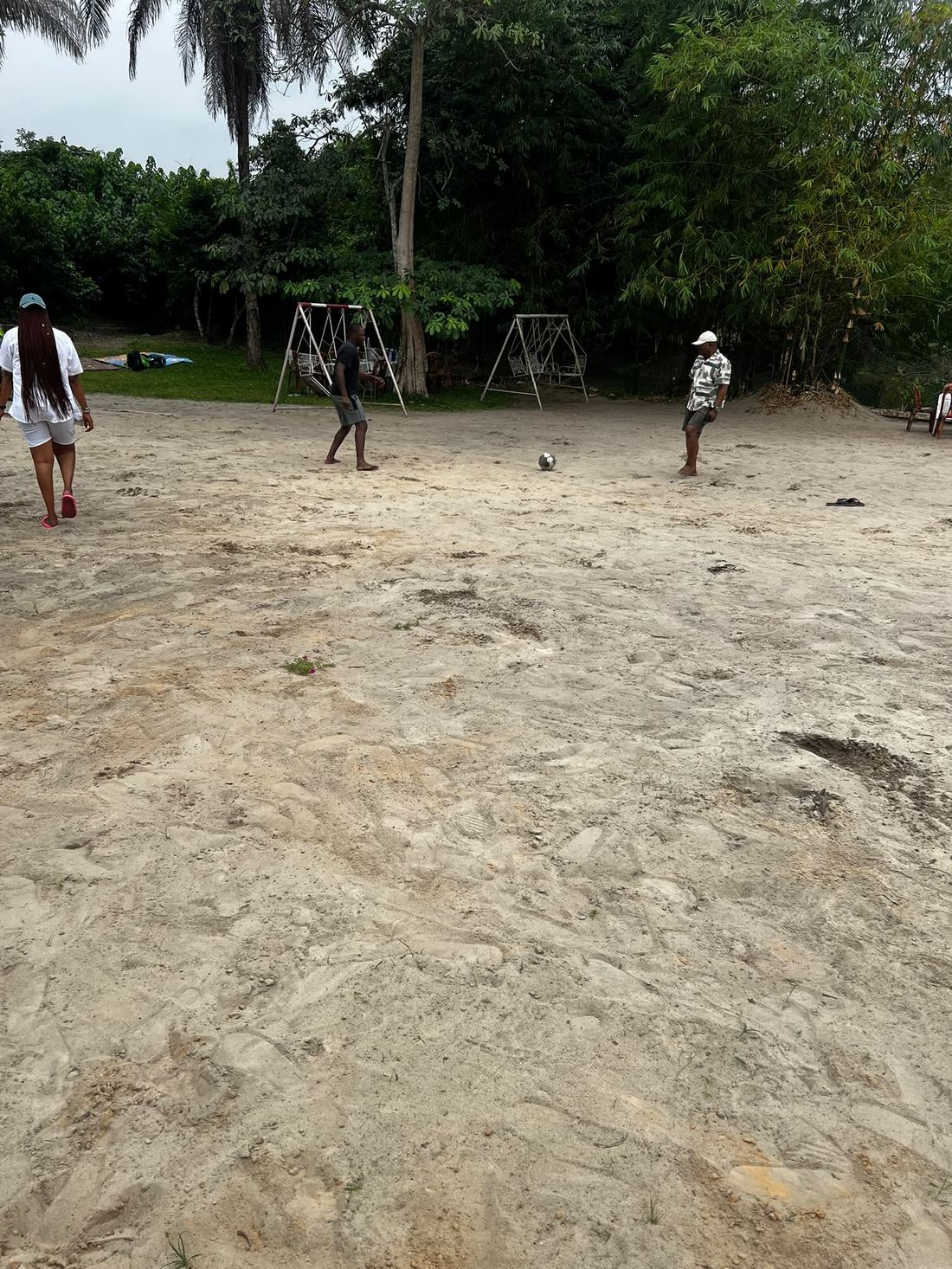 Football près de l'aire de jeux, plage de Kinshasa