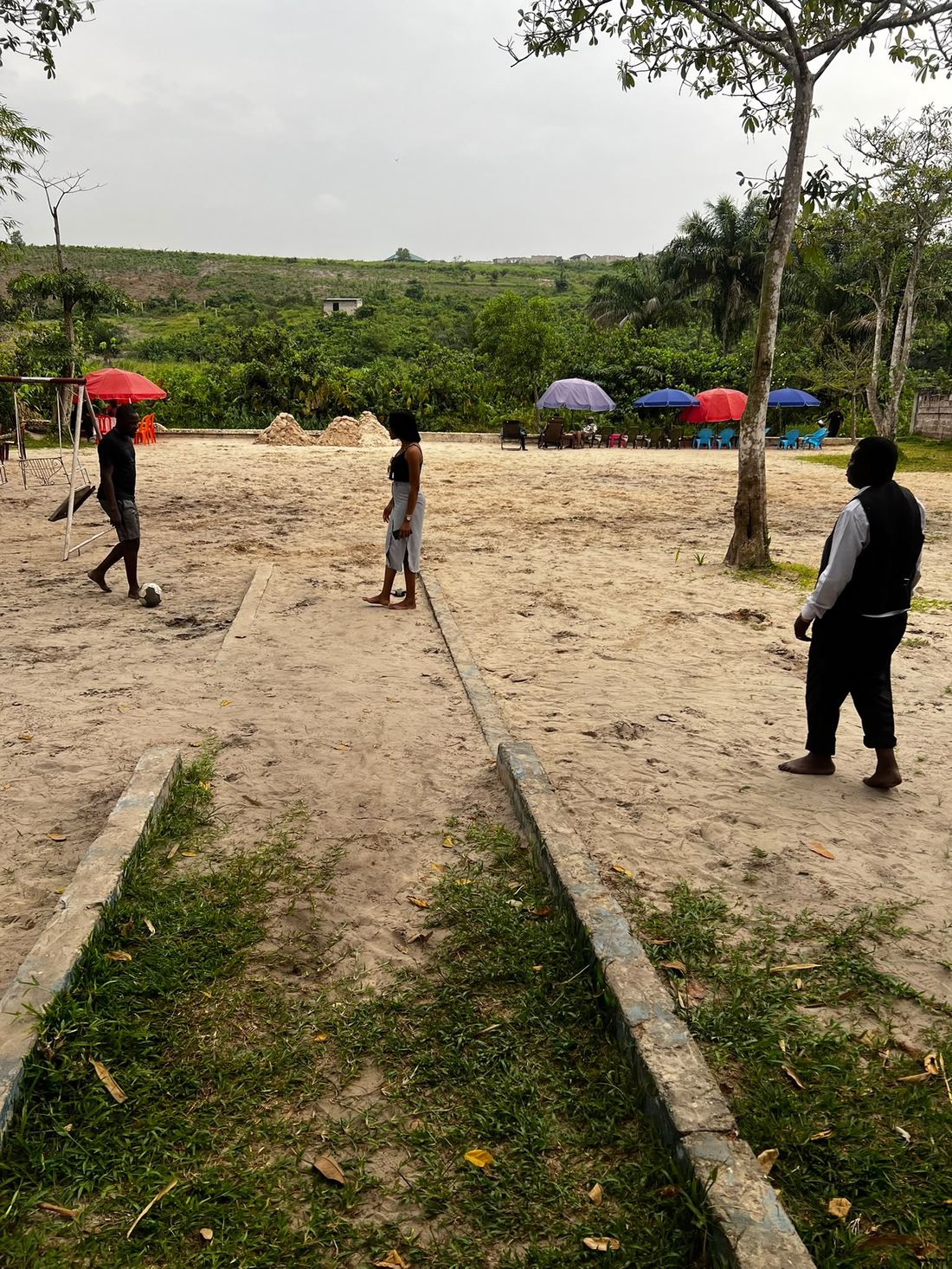 Football et parasols sur la plage à Kinshasa