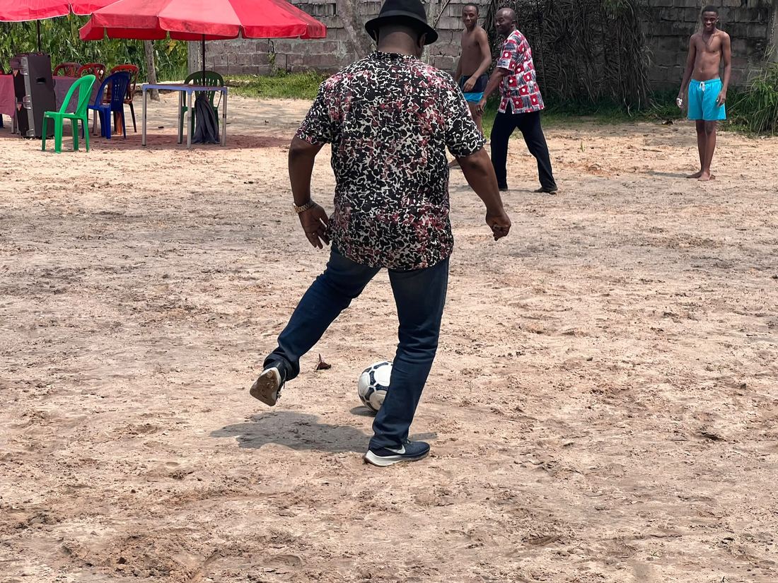 Partie de football sur la plage à N'sele Kinshasa
