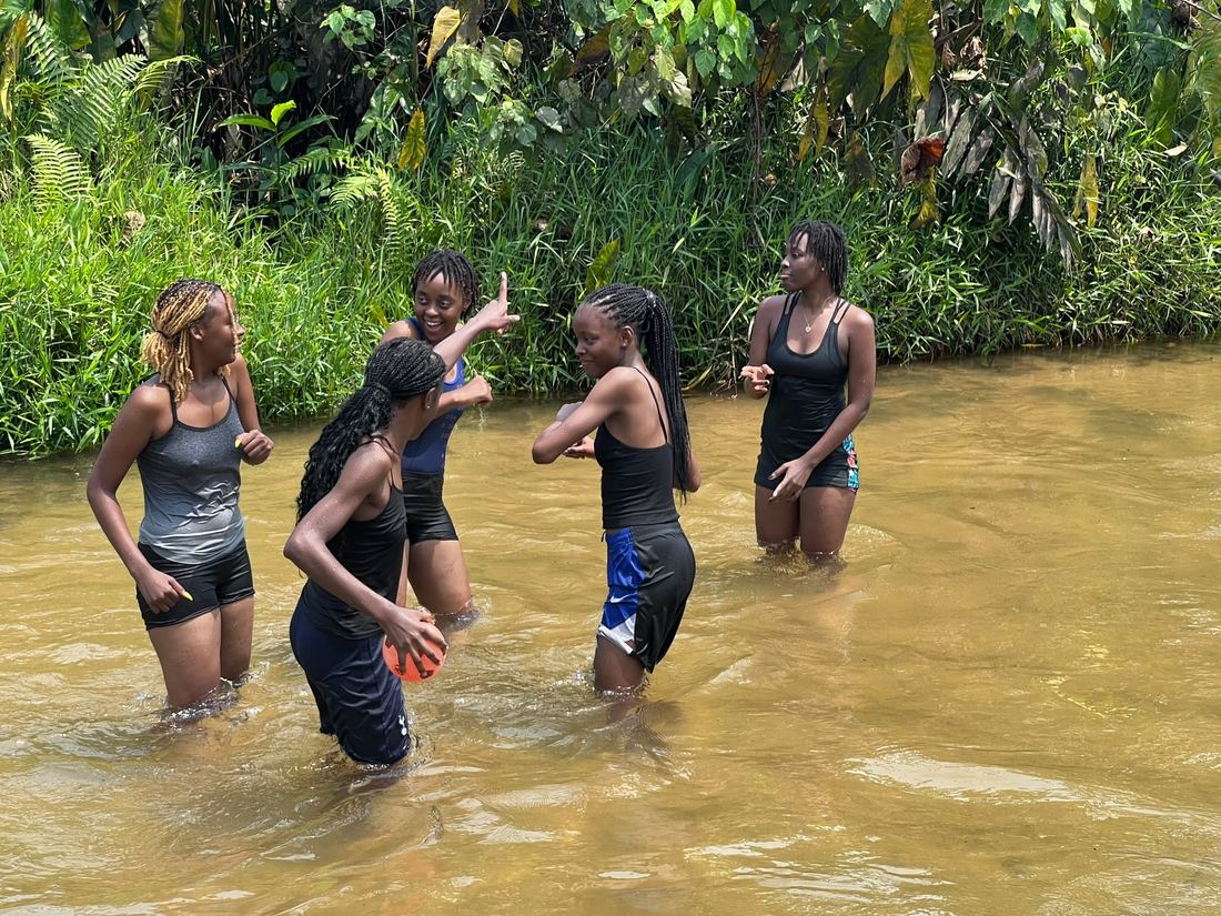 Jeu de ballon dans l'eau entre amies, Espace Deborah Mamina